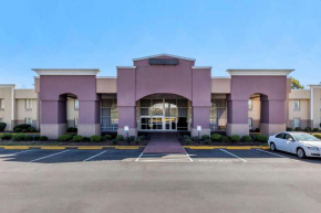 Quality Inn & Suites Airpark East